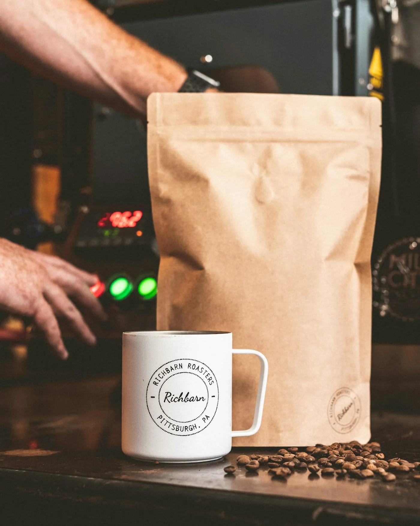Bolsa de café en la mano