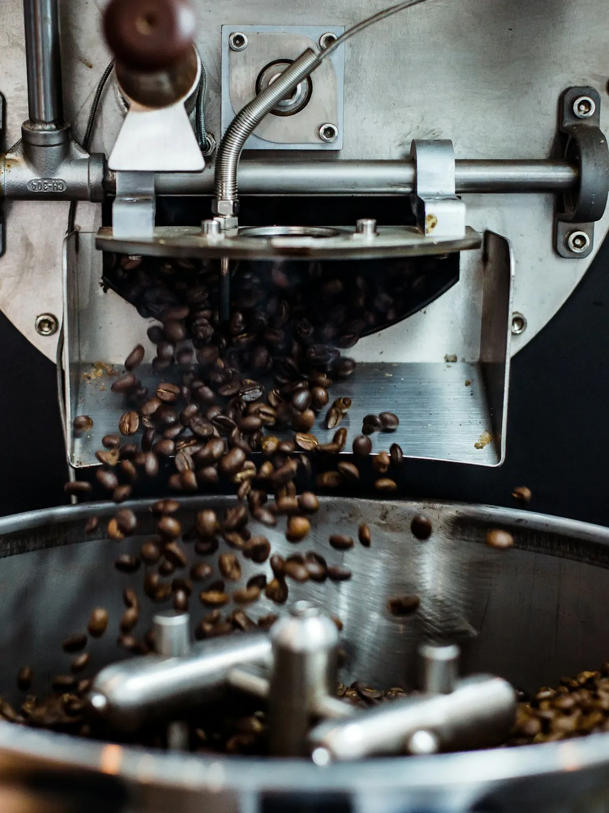 Tambor del tostador con café en punto medio